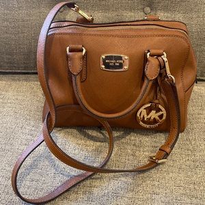 Micheal kors women shoulder / crossbody bag